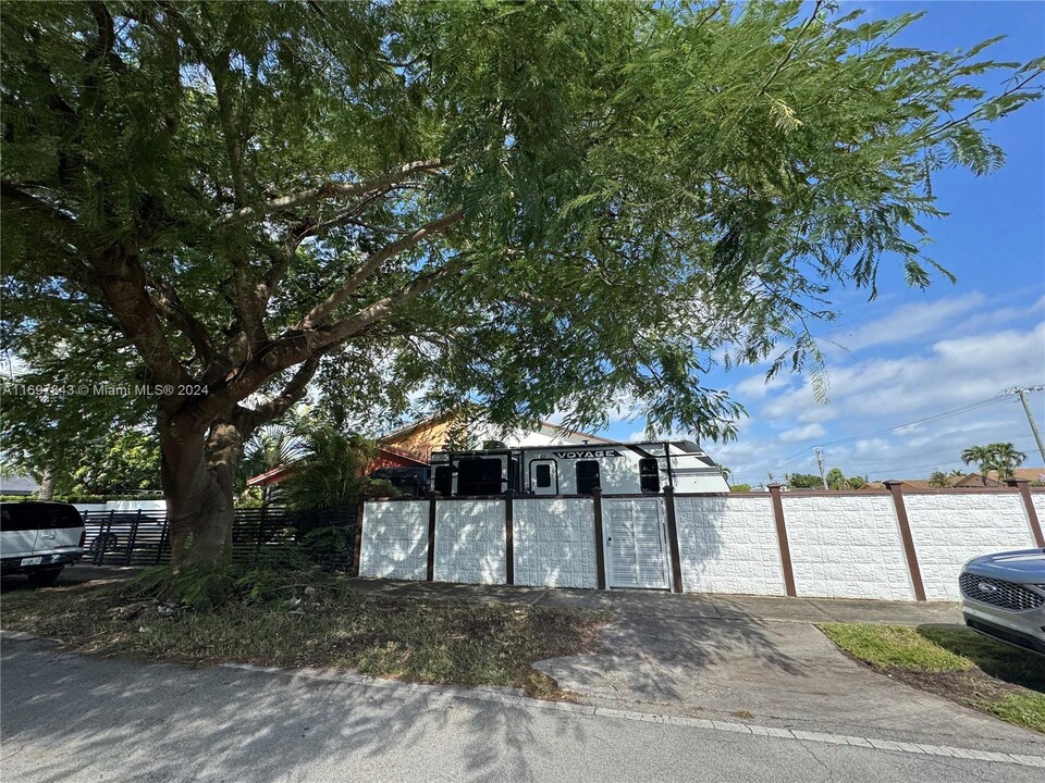 20730 SW 122nd Ave in Miami, FL - Building Photo