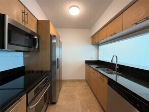 31 SE 5th St, Unit 3009 in Miami, FL - Building Photo - Building Photo