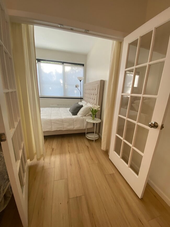 2201 L St NW, Unit apartment T2 in Washington, DC - Building Photo - Building Photo