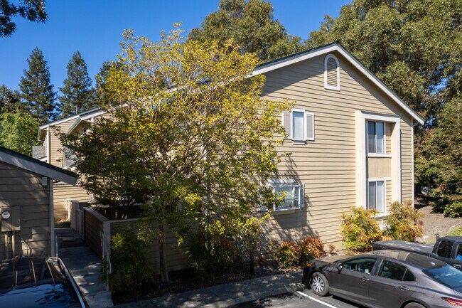 111 Vista Hermosa in Walnut Creek, CA - Foto de edificio - Building Photo