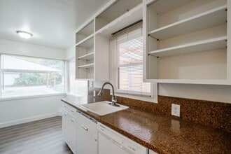 2490 Maple Ave NE in Salem, OR - Building Photo - Building Photo