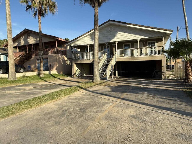 101 E Capricorn Dr in South Padre Island, TX - Building Photo - Building Photo