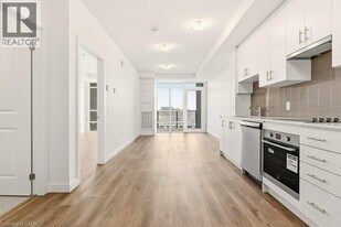 461 Green Rd in Stoney Creek, ON - Building Photo