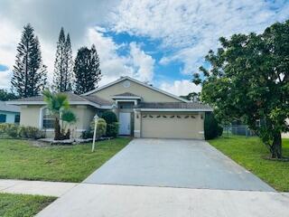 2549 Canterbury Dr N in Riviera Beach, FL - Building Photo