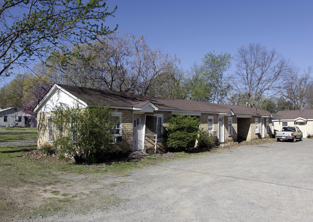 210 N Elm St in Jacksonville, AR - Building Photo