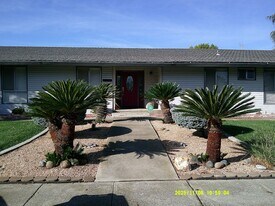 390 S Almond St in Dixon, CA - Building Photo