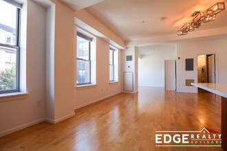 35 Fay St, Unit 405 in Boston, MA - Foto de edificio - Building Photo