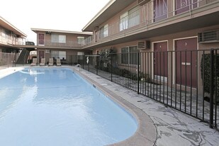 Holiday Manor Apartments in Downey, CA - Building Photo