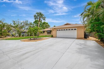 4946 Commonwealth Dr in Siesta Key, FL - Building Photo - Building Photo