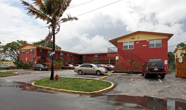 100-200 NW 7th Ter in Pompano Beach, FL - Foto de edificio - Building Photo