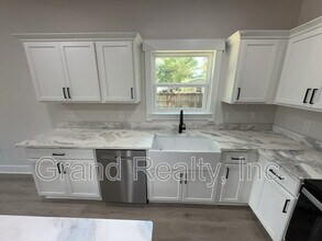 5141 W Spencer Field Rd in Pace, FL - Foto de edificio - Building Photo