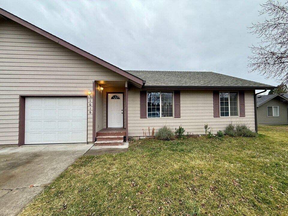 1616 SW Metolius Ave in Redmond, OR - Building Photo