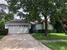 8150 Loch Lomond Ln in Jacksonville, FL - Building Photo