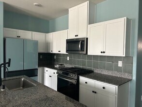 336 Larksong Ave in Whitney, NV - Building Photo - Building Photo