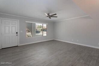 13027 N 28th Pl in Phoenix, AZ - Foto de edificio - Building Photo