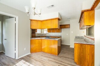 102 Sue Ln in Highlands, TX - Building Photo - Building Photo
