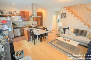 4 North Crescent Circuit, Unit 1 in Boston, MA - Building Photo