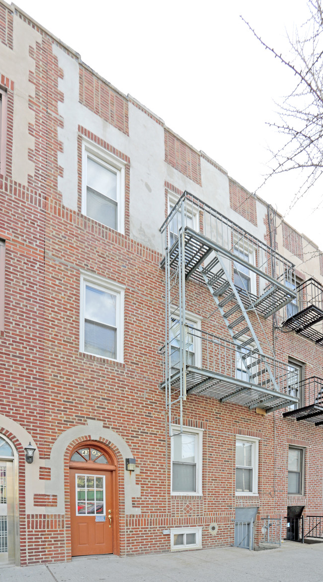 4307 Ditmars Blvd in Long Island City, NY - Building Photo - Building Photo