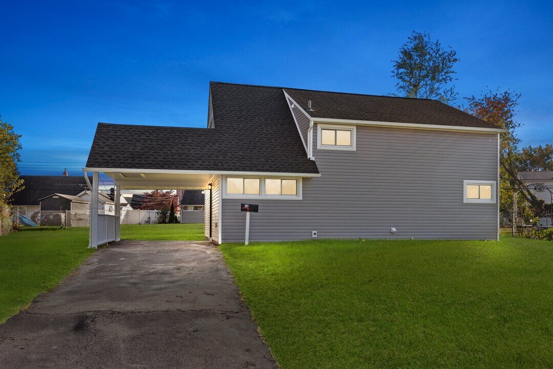 12 Inlet Rd in Levittown, PA - Building Photo