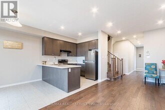 8273-8273 Tulip Tree Dr in Niagara Falls, ON - Building Photo - Building Photo
