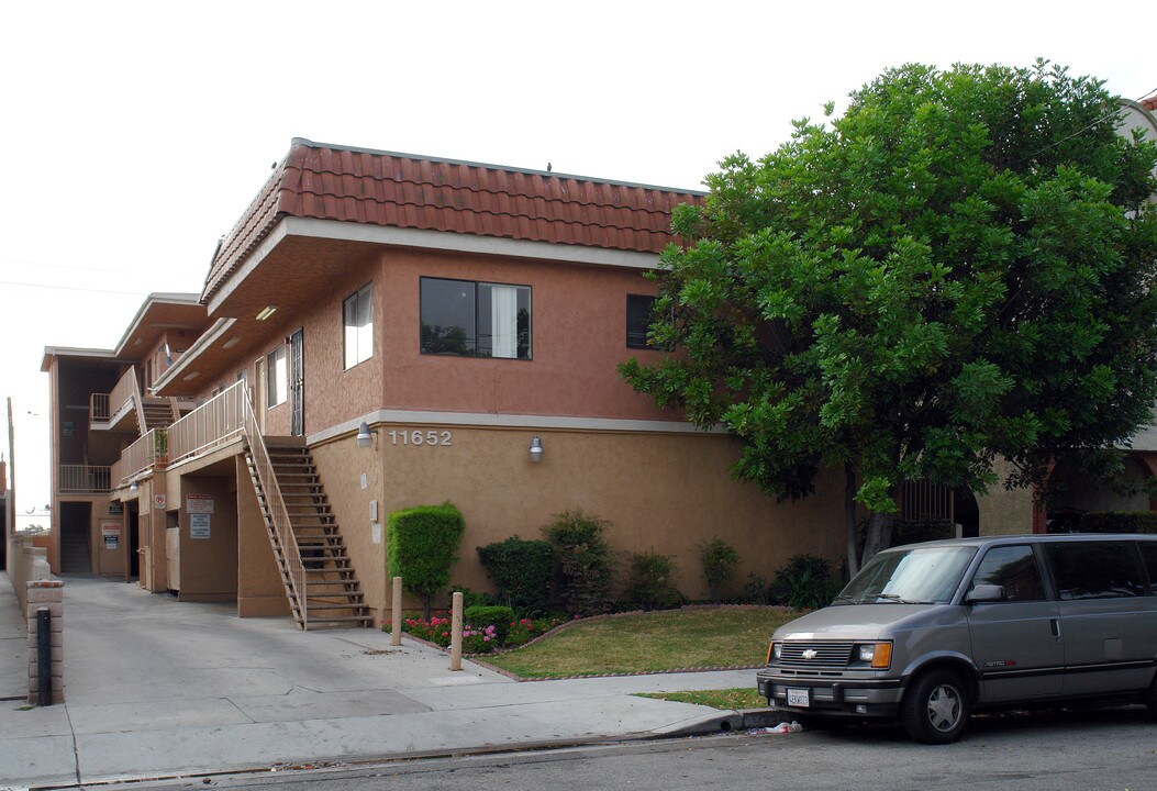 11652 York Ave in Hawthorne, CA - Building Photo