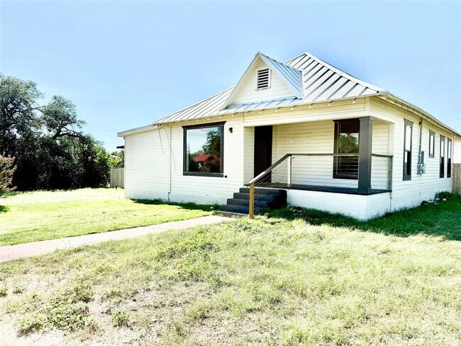 100 W Caskey St in Florence, TX - Building Photo - Building Photo