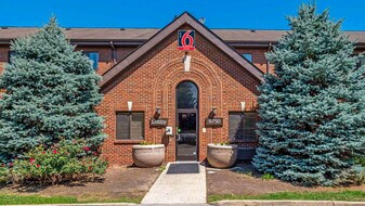 9750 Lake Shore Dr E in Indianapolis, IN - Building Photo