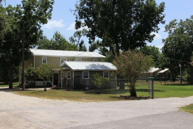 401 S Maple St in Trinity, TX - Building Photo