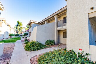 10610 S 48th St in Phoenix, AZ - Foto de edificio - Building Photo