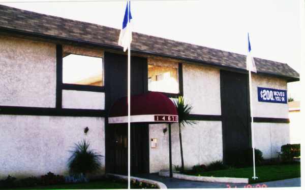 Roscoe Apartments in Panorama City, CA - Foto de edificio - Building Photo