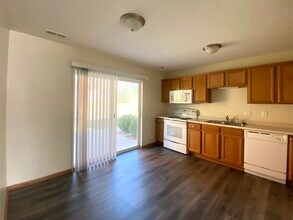 1720 W Jester Park Dr, Unit 1720 W Jester Park Drive in Polk City, IA - Foto de edificio - Building Photo