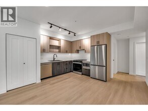 2002 St George St in Port Moody, BC - Building Photo - Building Photo