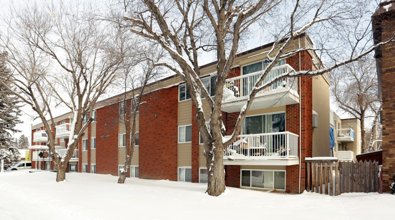 Darren Manor in Edmonton, AB - Building Photo