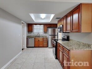 616 Leisure Ave in Tampa, FL - Building Photo - Building Photo