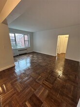 230 Pelham Rd in New Rochelle, NY - Building Photo - Building Photo