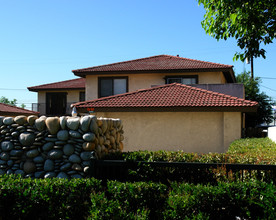 1455 W Stoneridge Ct in Ontario, CA - Foto de edificio - Building Photo