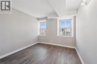 906 King St E in Cambridge, ON - Building Photo - Building Photo