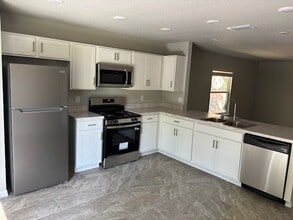 611 Kingston Ave in Daytona Beach, FL - Foto de edificio - Building Photo