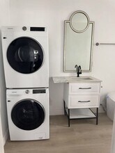 301 W 1st St in San Dimas, CA - Foto de edificio - Building Photo