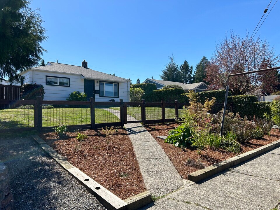 5010 N 31st St in Tacoma, WA - Foto de edificio