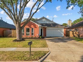 617 Prairie Ln in Angleton, TX - Building Photo