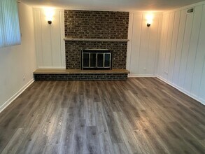 324 W Weathersfield Way in Schaumburg, IL - Building Photo - Building Photo