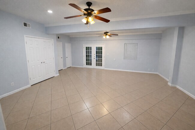 800 N San Jacinto St in Conroe, TX - Building Photo - Building Photo