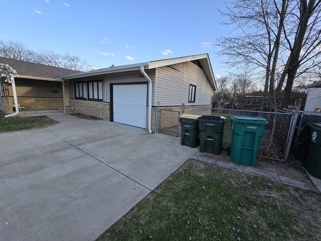 109 Landmeier Rd in Elk Grove Village, IL - Building Photo - Building Photo