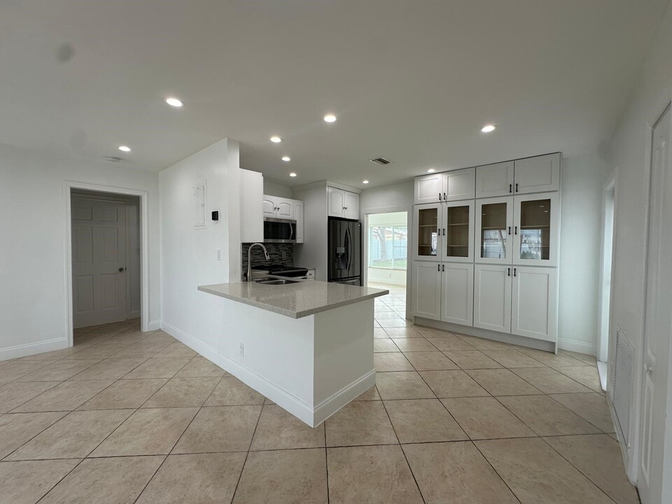 4233 Bougainvilla Dr in Lauderdale-by-the-Sea, FL - Building Photo