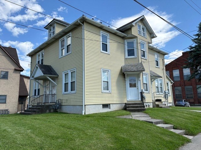 349 Mauch Chunk St, Unit 2nd Floor in Nazareth, PA - Building Photo