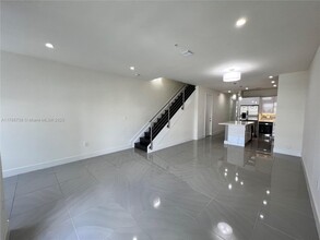 10260 NW 63rd Terrace in Doral, FL - Building Photo - Building Photo