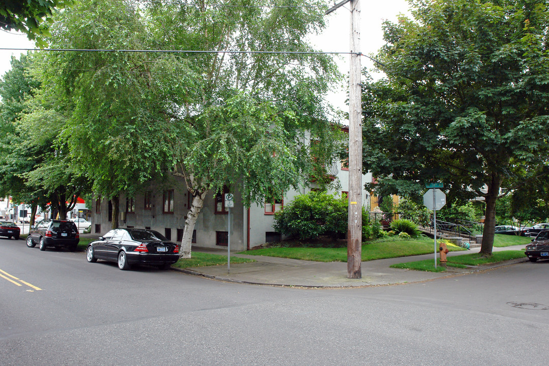 2332 NE Schuyler St in Portland, OR - Building Photo