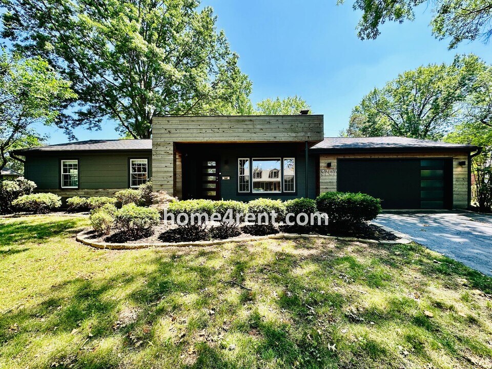 3707 W 83rd Terrace in Prairie Village, KS - Building Photo