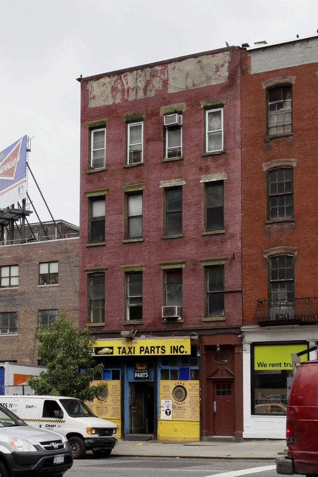 447 10th Ave in New York, NY - Building Photo - Building Photo